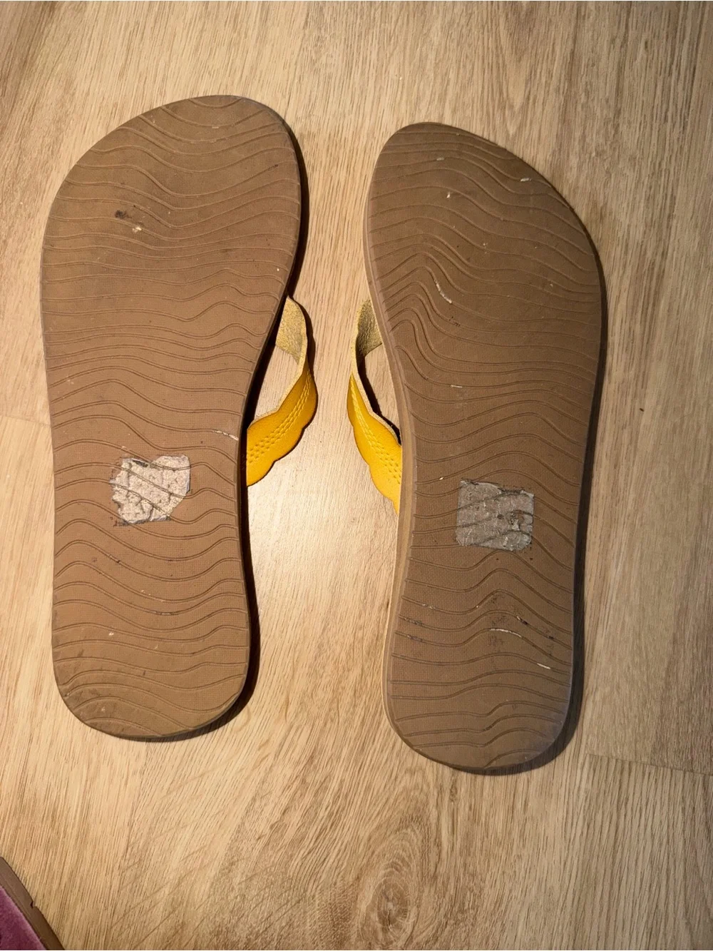 Reef Women's Yellow Scalloped Strap Cushion Flip Flops 8